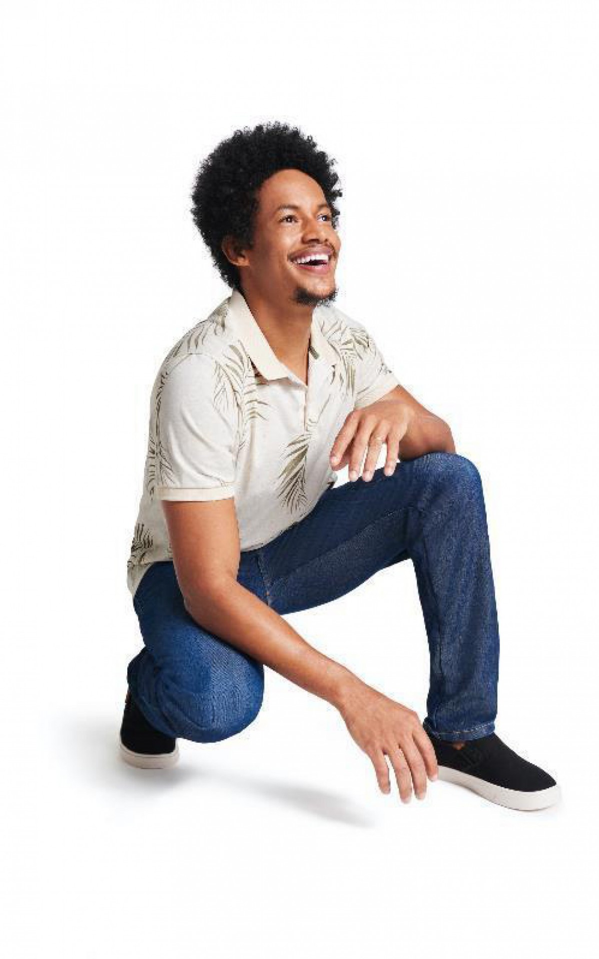 Na Marisa: Polo Estampa Folhas Manga Curta MR (R$ 59,95) e Calça Jeans Slim Bolsos (R$ 89,95)   - Divulgação