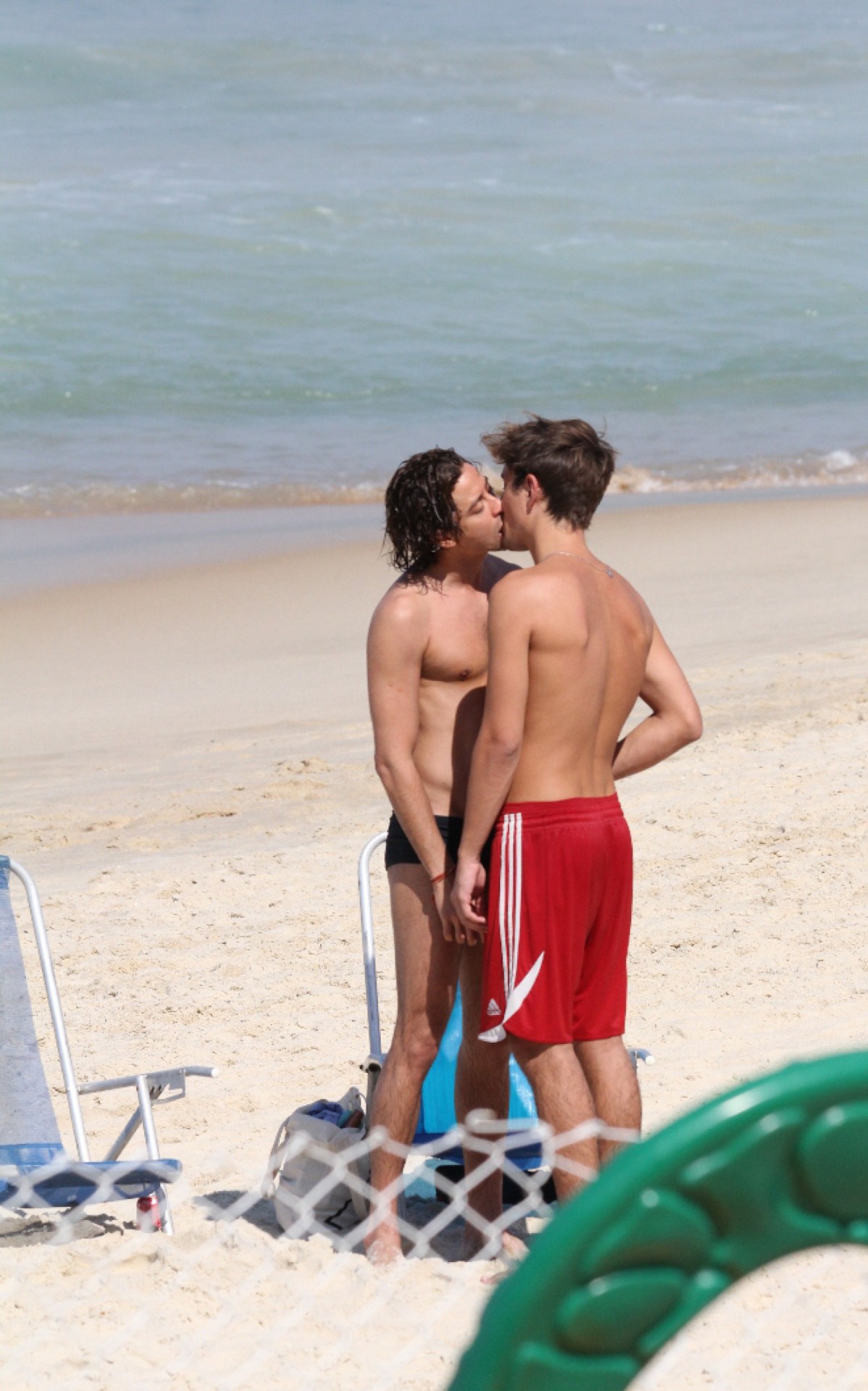 Jesuita Barbosa troca beijos com rapaz em praia da Zona Sul