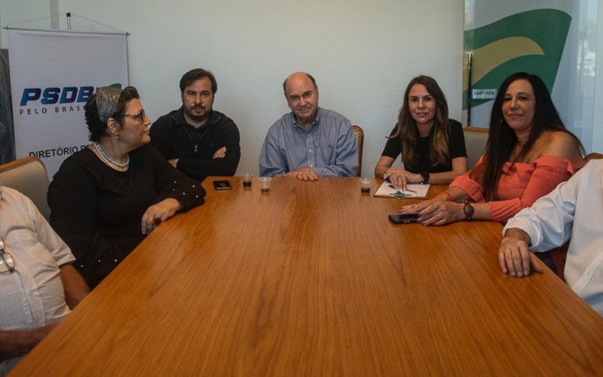 Cesar Maia, candidato à vice-governador do Rio, no centro da foto. Ao seu lado esquerdo, Rodrigo Maia, presidente do PSDB-RJ.