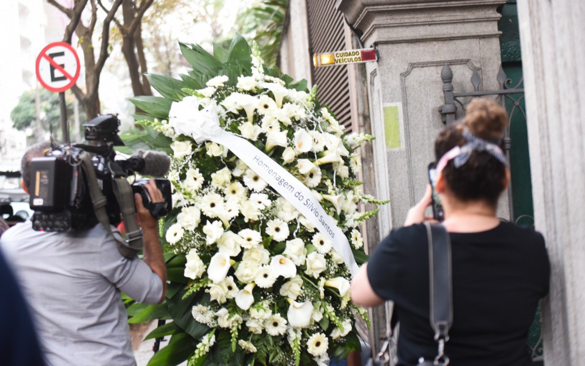 Apresentador Silvio Santos mandou coroa de flores para a despedida - Ag. News