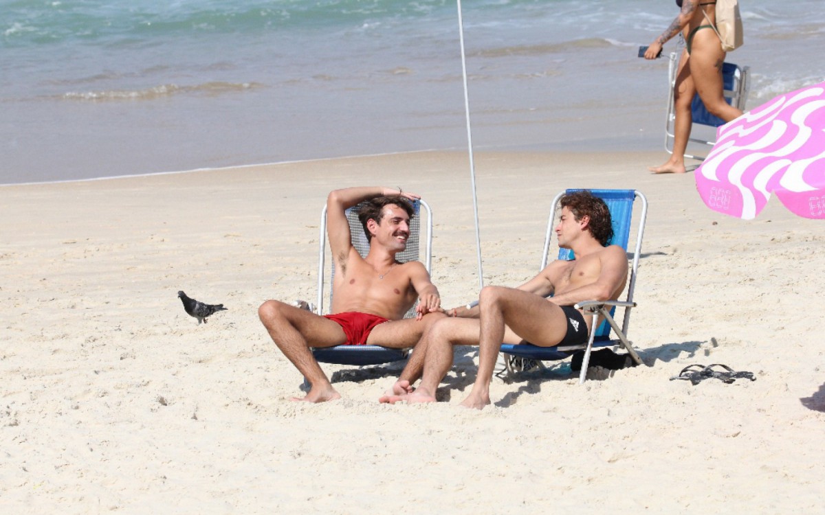 Jesuita Barbosa troca carinhos com rapaz em praia do Rio