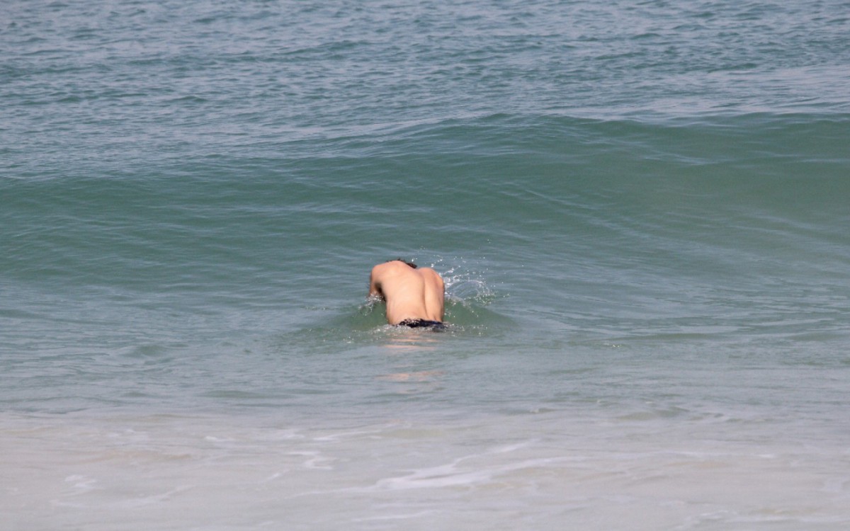 Jesuita Barbosa se refresca no mar do Leblon