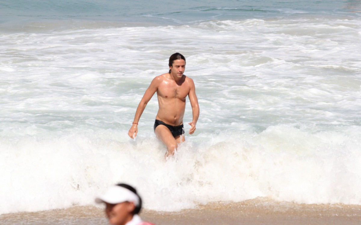 Jesuita Barbosa se refresca no mar do Leblon