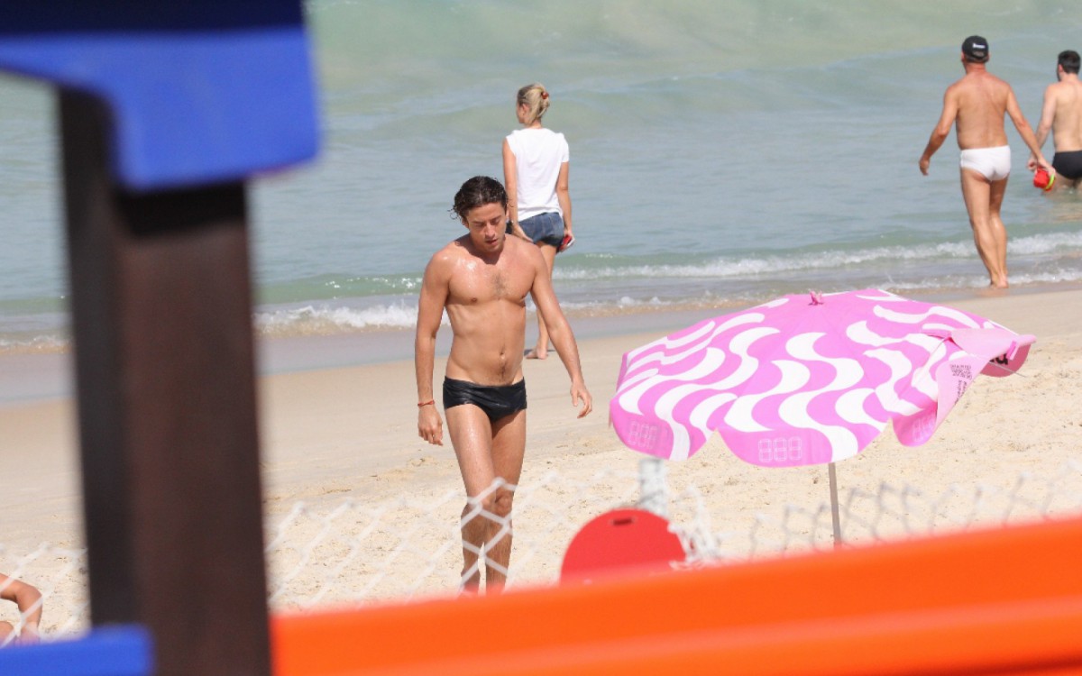 De sunga, ator exibe a boa forma