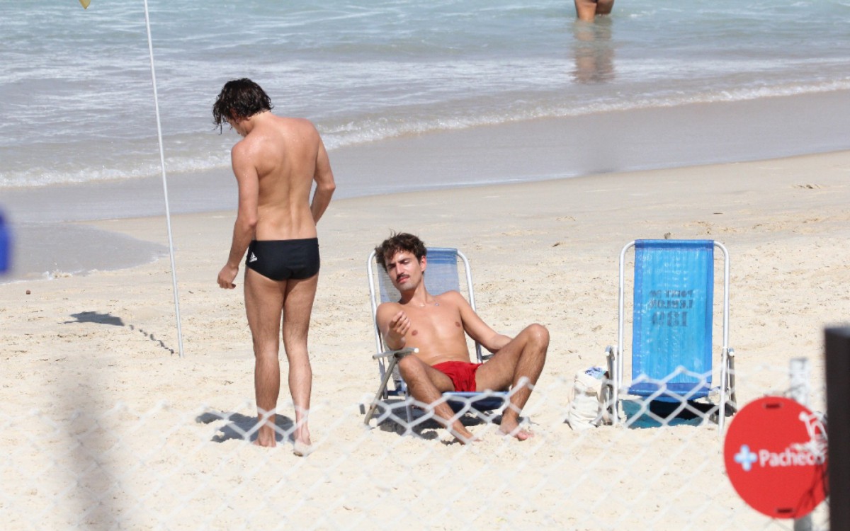 Jesuita Barbosa renova o bronzeado nas areias do Leblon