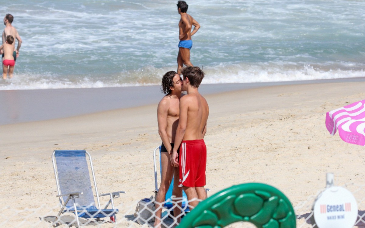 Jesuita Barbosa troca beijos com rapaz em praia da Zona Sul
