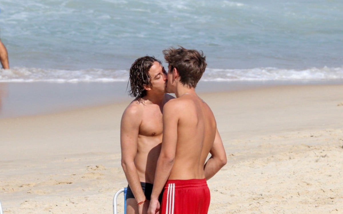 Jesuita Barbosa troca beijos com rapaz em praia da Zona Sul - JC Pereira/ Agnews