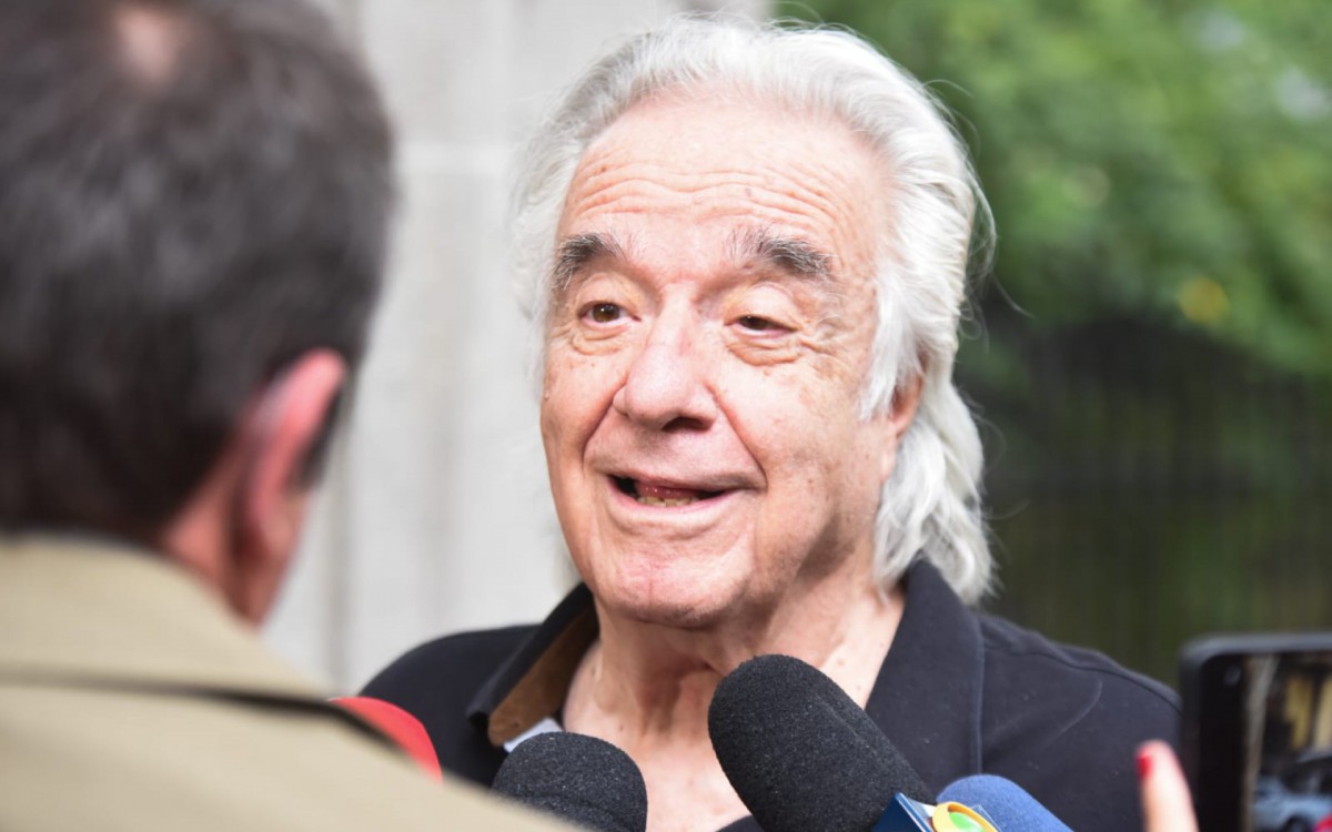 Maestro Jo&atilde;o Carlos Martins no vel&oacute;rio de J&ocirc; Soares - Ag. News