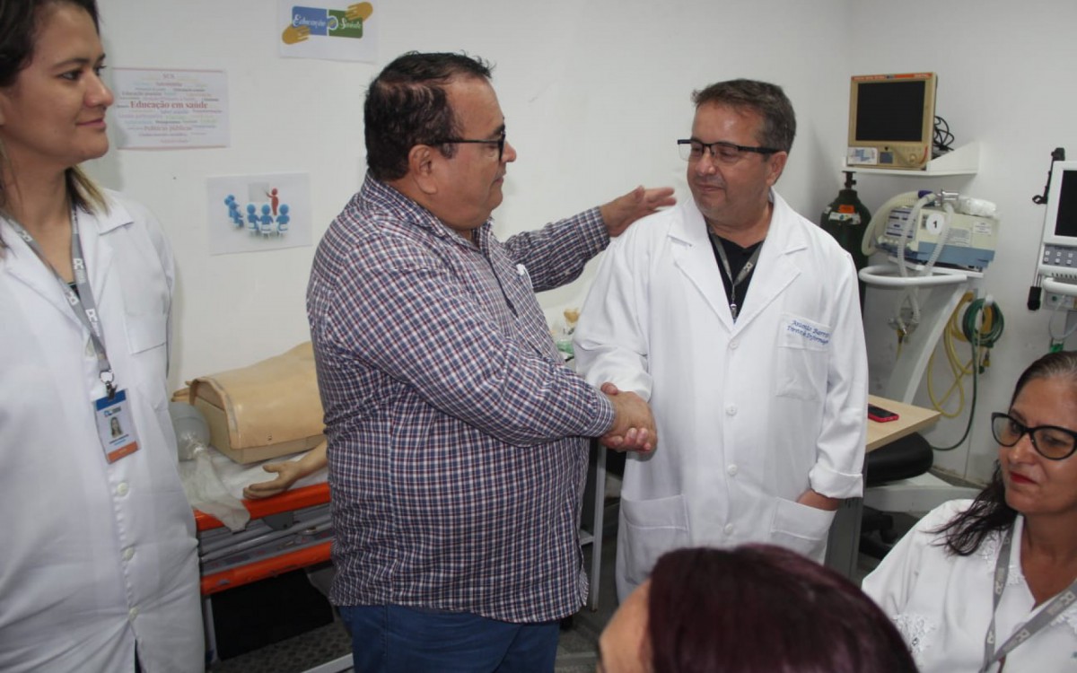 Prefeito de Duque de Caxias visita unidades de sa&uacute;de