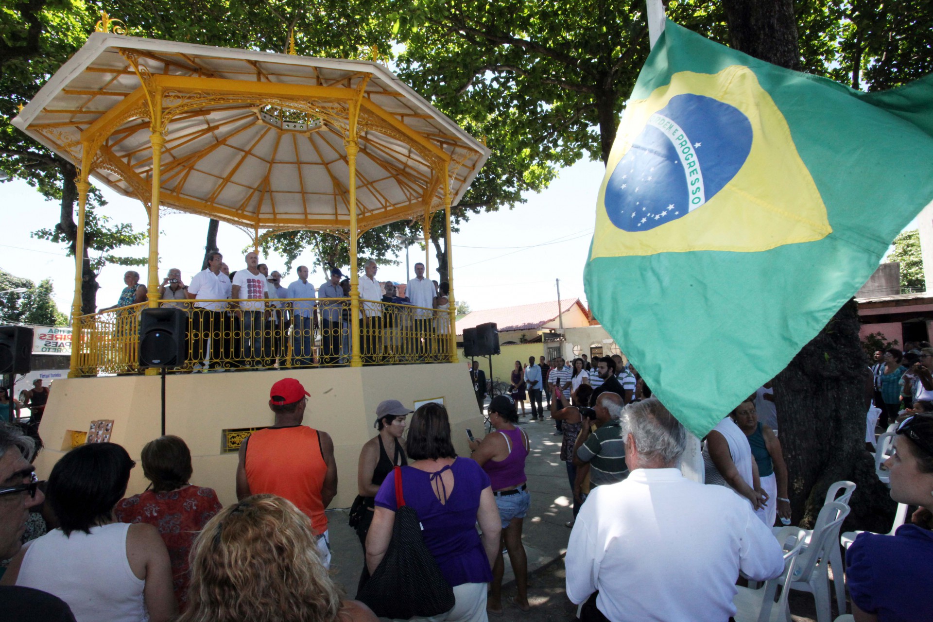 Entrega do primeiro coreto da cidade, o de Sepetiba, ap&oacute;s restaura&ccedil;&atilde;o, em 2008. Na televis&atilde;o, o local foi usado para cenas que Odorico Paragua&ccedil;u, em "O Bem Amado", discursava ao p&uacute;blico - Divulga&ccedil;&atilde;o