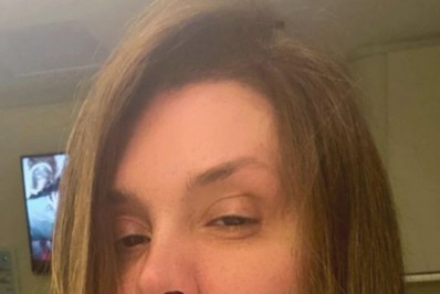 Após ser diagnosticada com câncer, Simony exibe novo visual e agradece o carinho dos fãs