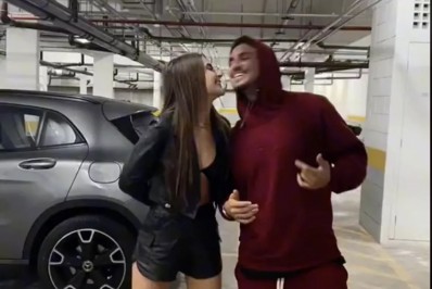 Em meio a boatos de affair, Gabriel Medina e Jade Picon dançam juntinhos