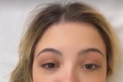 Atriz fratura a coluna após cair de palco: 'Tá doendo muito'