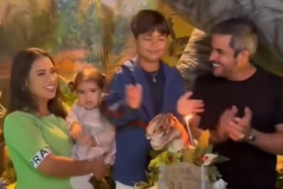 Em meio a crise com Simone, Simaria vai ao aniversário do sobrinho