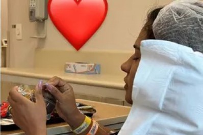 Após aniversário do filho, Simone aparece no hospital em foto publicada pelo marido