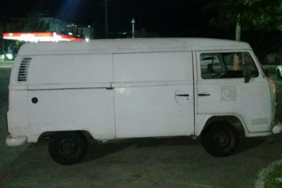 Kombi é apreendida por ser possível produto de furto em São Pedro da Aldeia