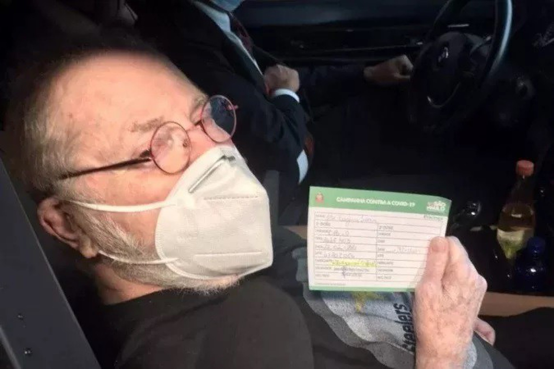 J&ocirc; Soares toma a primeira dose da vacina contra a covid-19, em fevereiro de 2021. Esta foi uma das &uacute;ltimas apari&ccedil;&otilde;es p&uacute;blicas do apresentador - Reprodu&ccedil;&atilde;o Internet