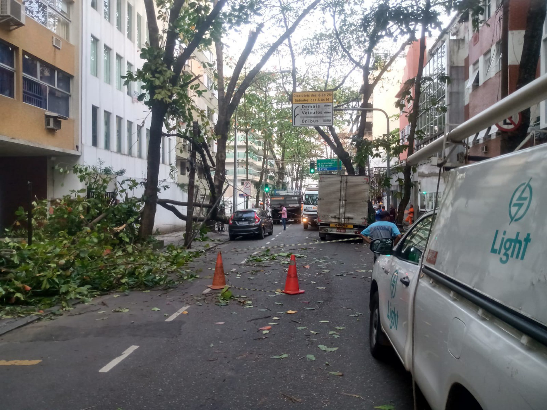 Rua General Venâncio Flôres, no Leblon, é bloqueada para retirar árvore que caiu com o vento forte. - Divulgação/ COR