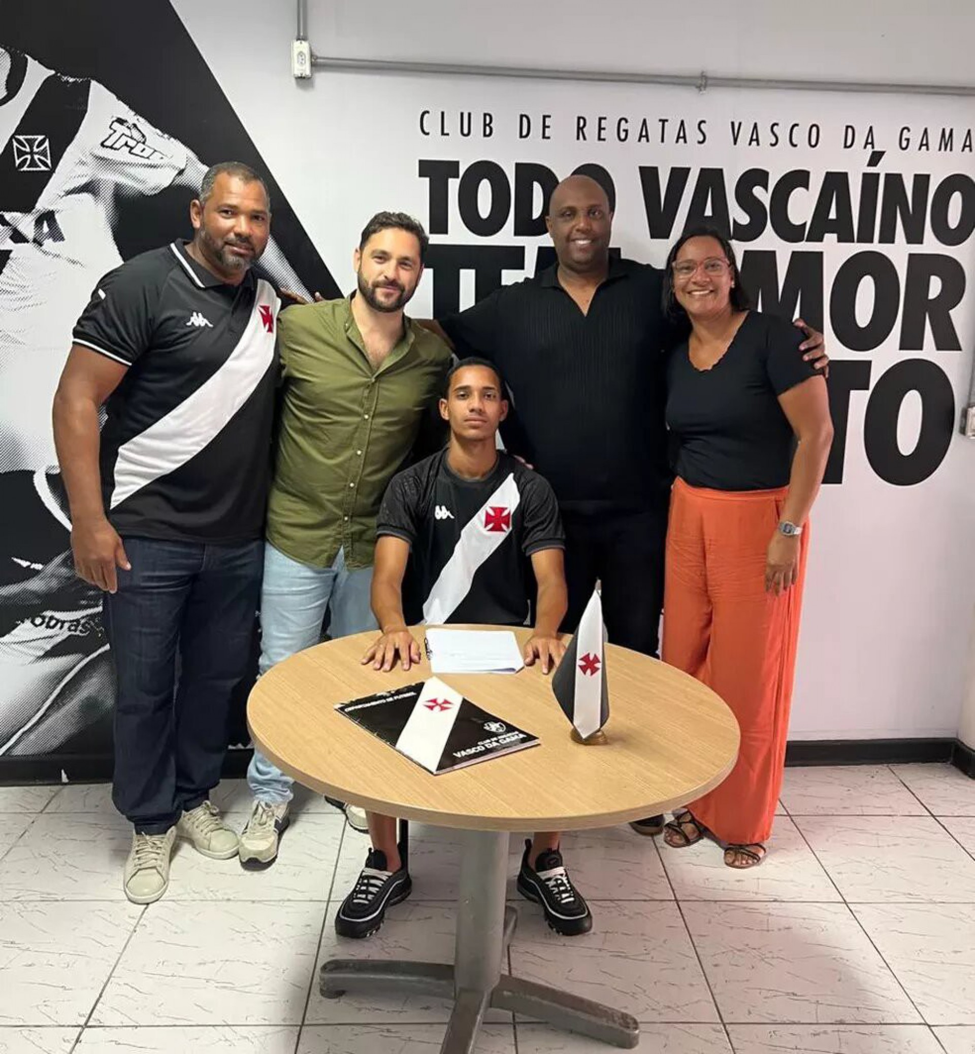 Victor Araújo assina contrato até julho de 2026 - Foto: Divulgação/Vasco