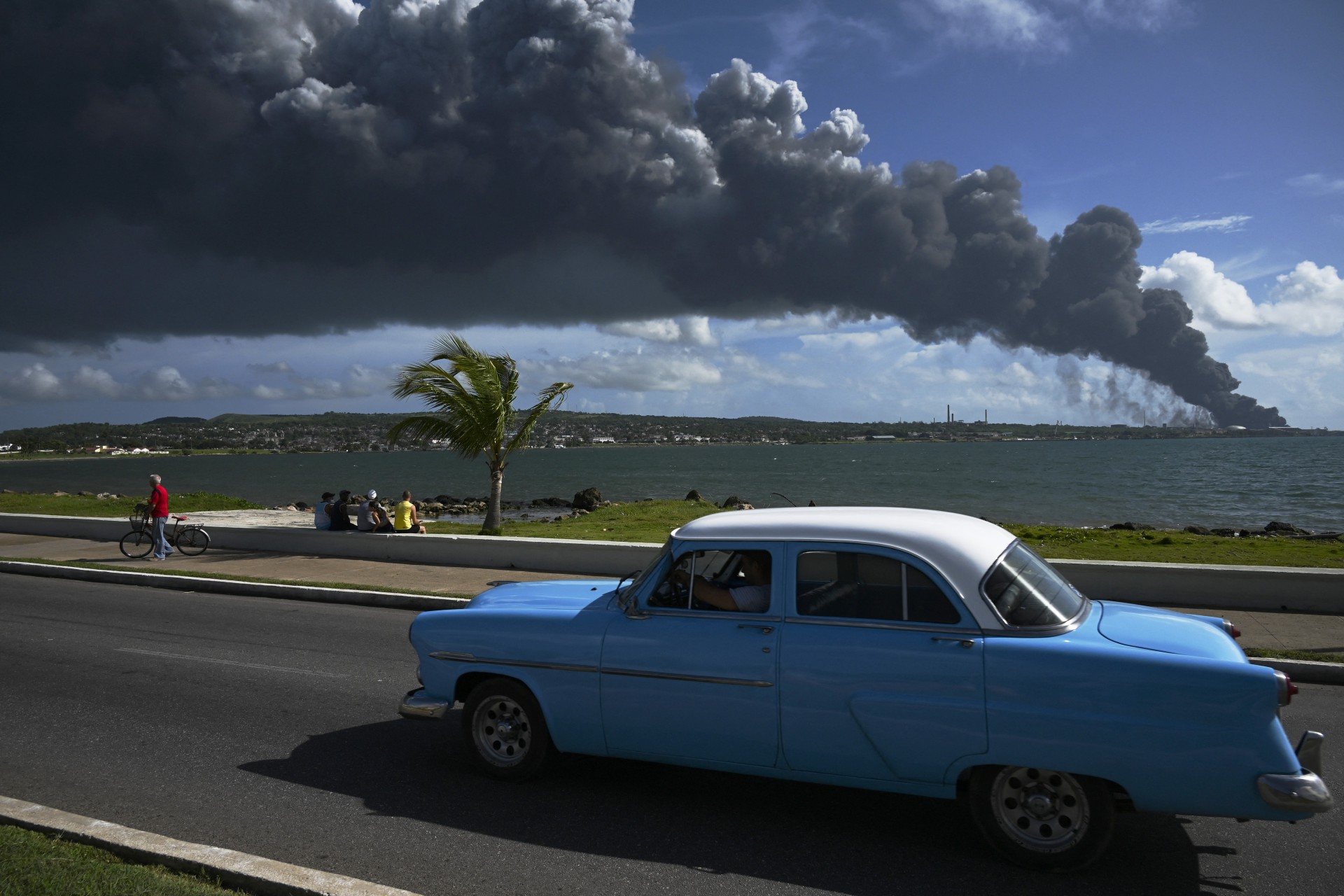Incêndio em tanque de petróleo em Cuba deixa quase 70 feridos - YAMIL LAGE / AFP