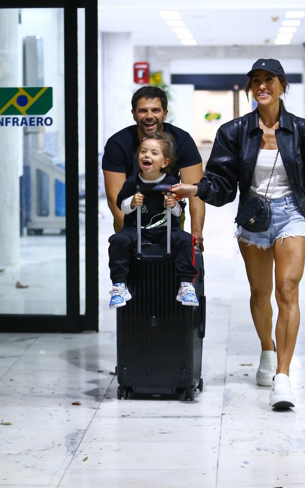 Sabrina Sato e a fam&iacute;lia surgiram sorridentes ao desembarcar no Rio, nesta sexta-feira