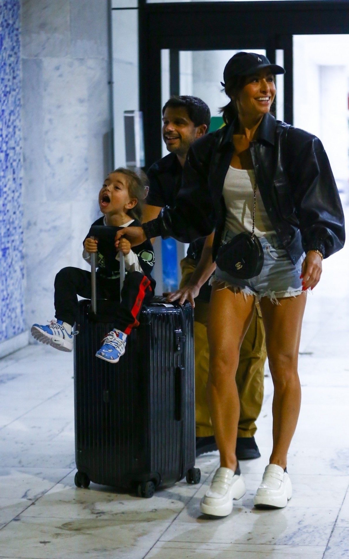 Sabrina Sato desembarcou no Rio com Duda Nagle e Zoe, na noite desta sexta-feira