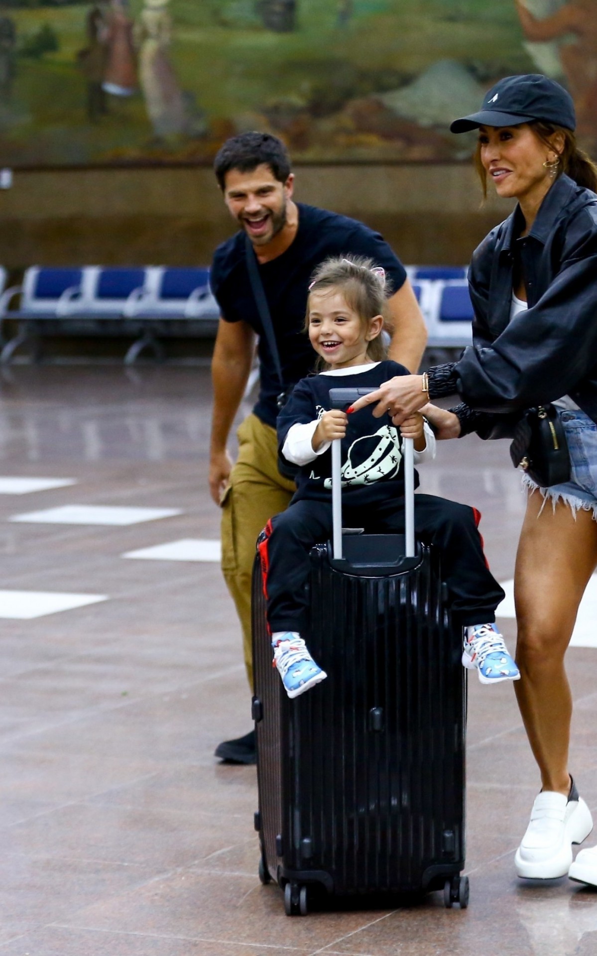 Sabrina Sato e Duda Nagle curtiram momento descontra&iacute;do com a filha, Zoe, no aeroporto Santos Dumont