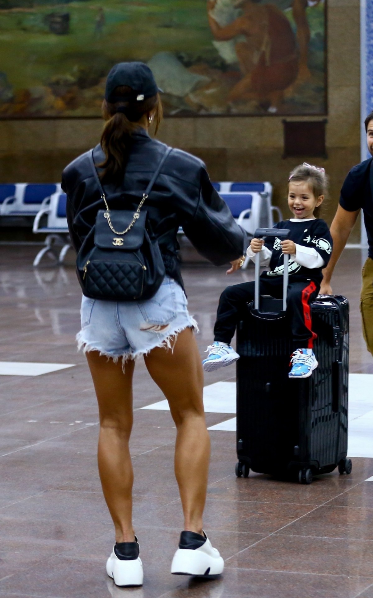 Sabrina Sato foi vista se divertindo com o marido, Duda Nagle, e a filha, Zoe, ap&oacute;s desembarcar em aeroporto do Rio