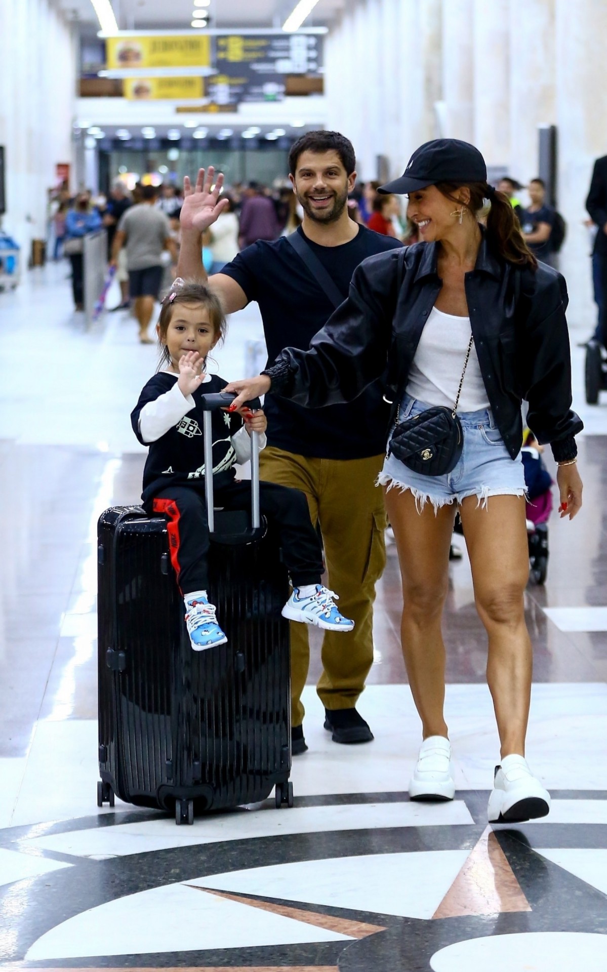 Sabrina Sato e família esbanjam simpatia em aeroporto do Rio - Vitor Eduardo / Ag. News