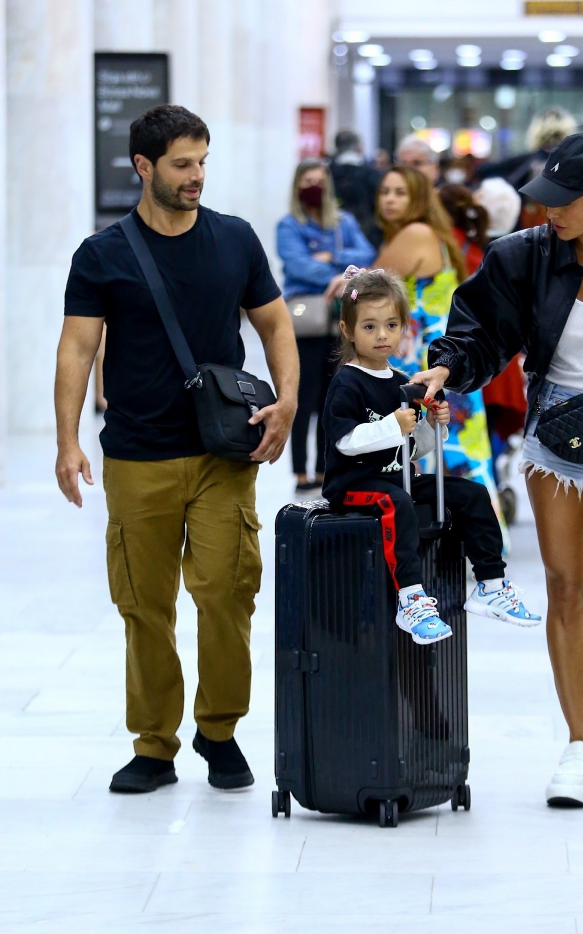 Sabrina Sato desembarca no Rio com Duda Nagle e Zoe