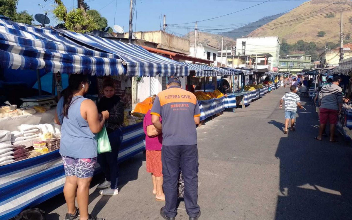 Defesa Civil realizou a&ccedil;&atilde;o na feira da rua Manoel Duarte 