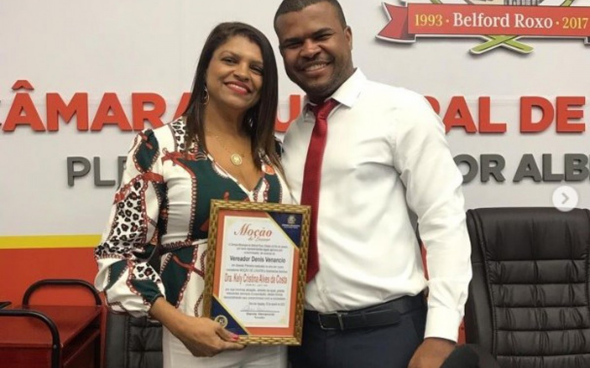A advogada Kely Alves foi uma das agraciadas com a Mo&ccedil;&atilde;o concedida pelo vereador Denis Ven&acirc;ncio