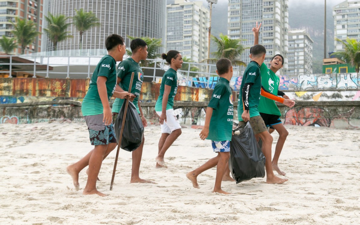 Crianças participam de multirão de limpeza na Praia de São Conrado