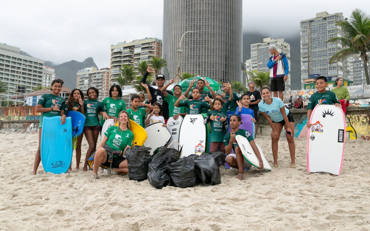 Crian&ccedil;as participam de multir&atilde;o de limpeza na Praia de S&atilde;o Conrado
