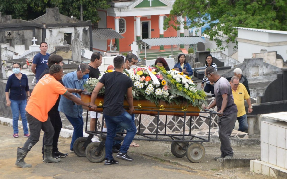 Cerim&ocirc;nia reuniu familiares e amigos pr&oacute;ximos do m&eacute;dico