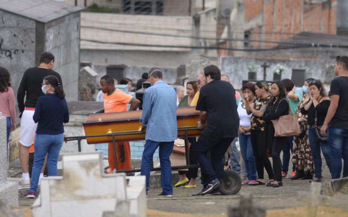 Cerim&Atilde;Žnia reuniu familiares e amigos pr&Atilde;&sup3;ximos do m&Atilde;&copy;dico