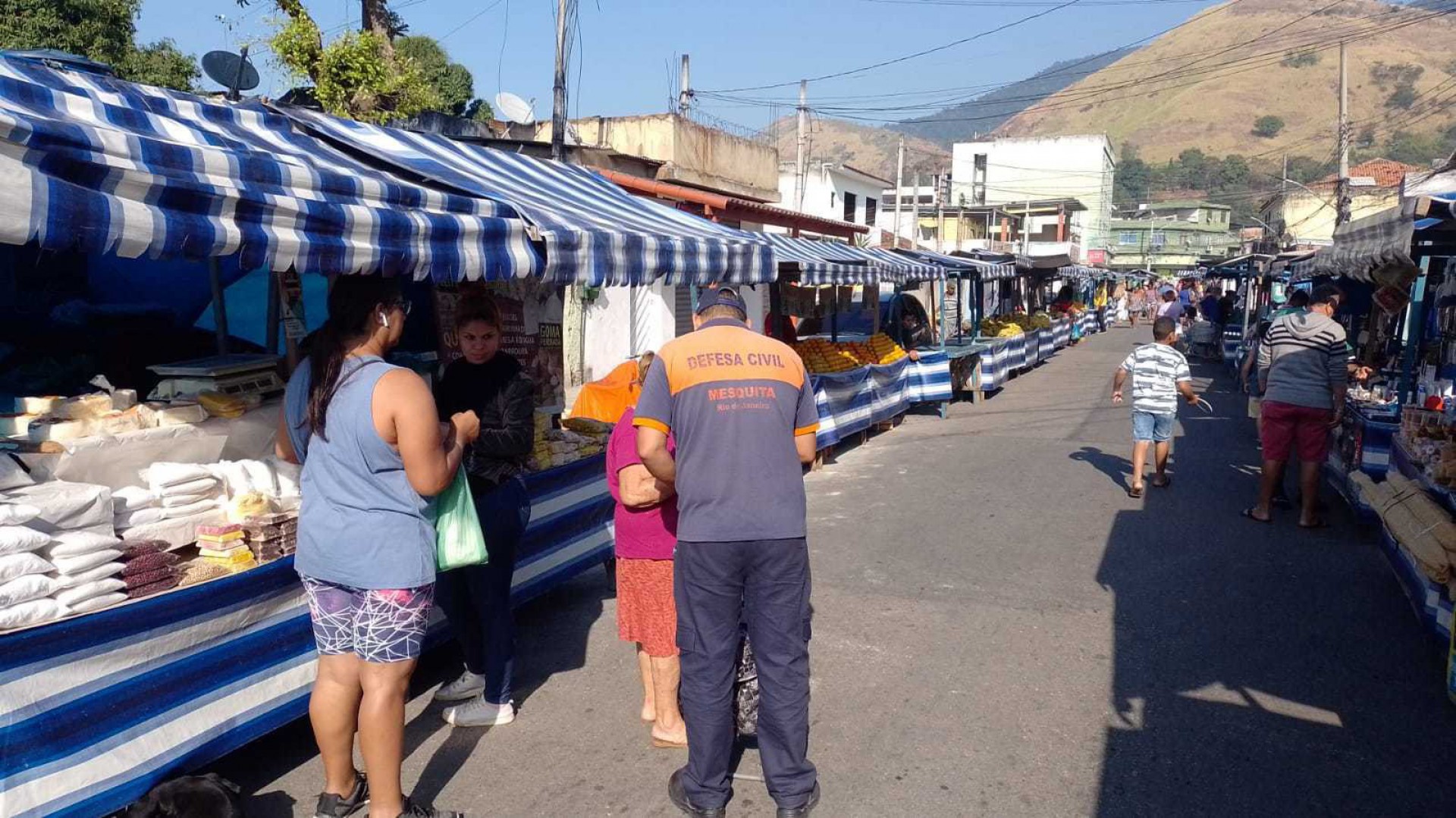 Defesa Civil realizou ação na feira da rua Manoel Duarte  - Divulgação/ PMM