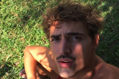 De férias, Jesuíta Barbosa curte o namorado e revela quando volta a trabalhar