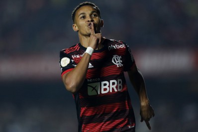 Com time alternativo, Flamengo vence São Paulo no Morumbi e dorme no G-4 do Brasileirão