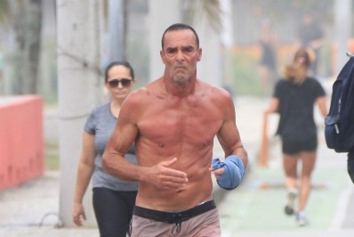 Aos 59 anos, Paulo Zulu se exercita na orla da Barra da Tijuca