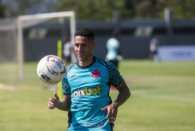 Ex-jogador do Vasco, Bruno Tubarão cobra dívida do clube na Justiça 