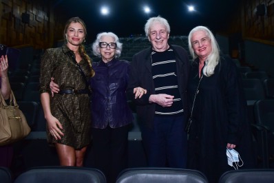 Fernanda Montenegro recebe famosos em apresentação de teatro no Rio
