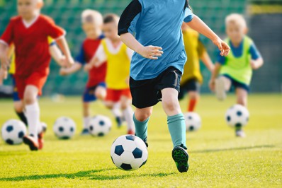 Meninos e meninas já podem se inscrever em escolinha de futebol