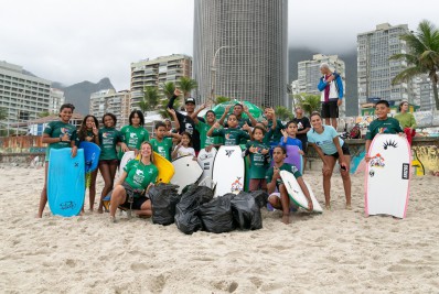 Crianças participam de mutirão de limpeza na Praia de São Conrado