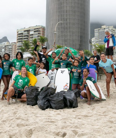 Crianças participam de multirão de limpeza na Praia de São Conrado