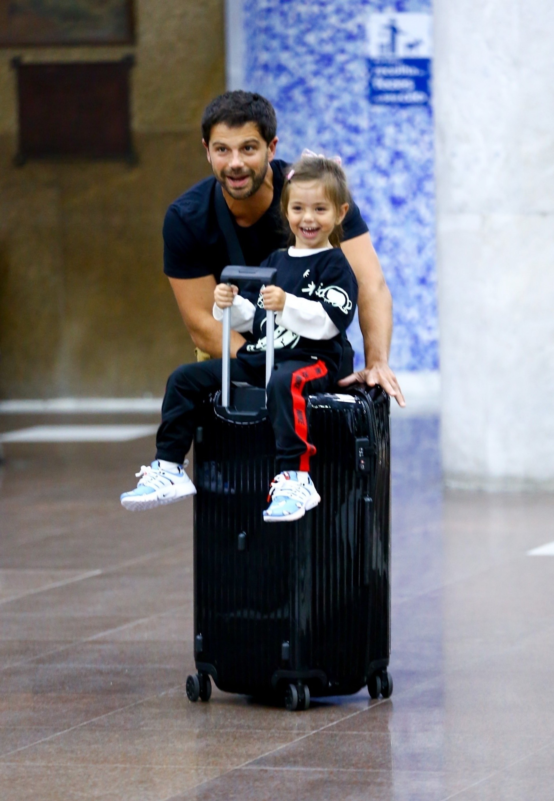 Marido de Sabrina Sato, Duda Nagle se diverte com a filha do casal, Zoe, em aeroporto do Rio - Vitor Eduardo / Ag. News