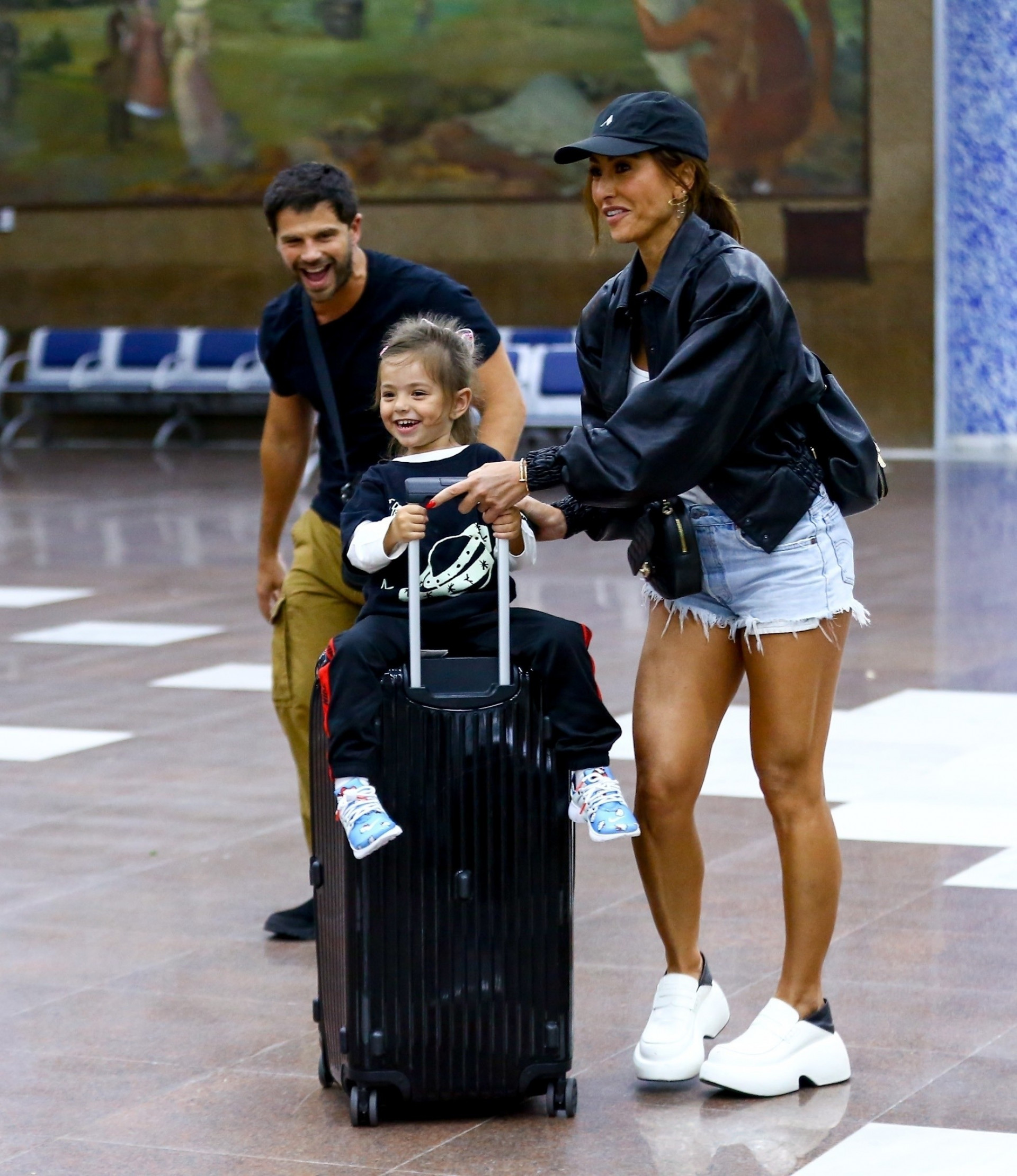 Sabrina Sato e Duda Nagle curtiram momento descontraído com a filha, Zoe - Vitor Eduardo / Ag. News