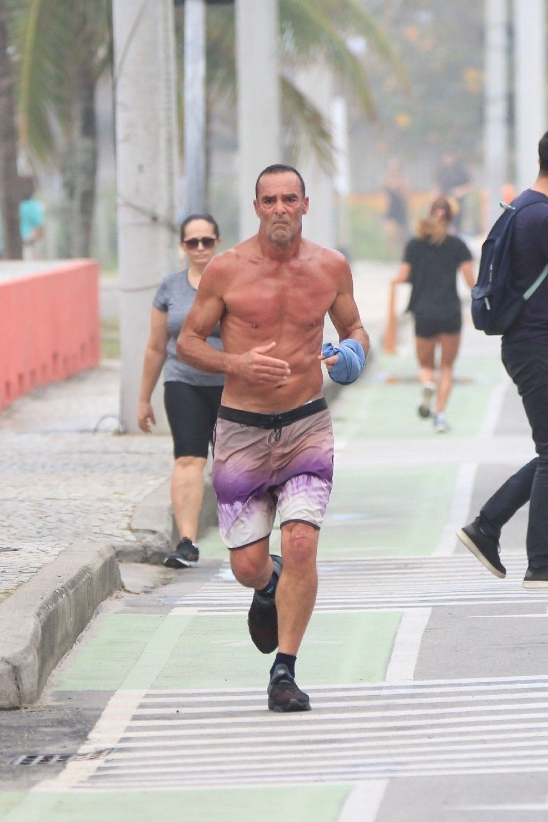Paulo Zulu é visto se exercitando na orla da praia da Barra, na Zona Oeste do Rio. - Fabricio Pioyani / Ag. News