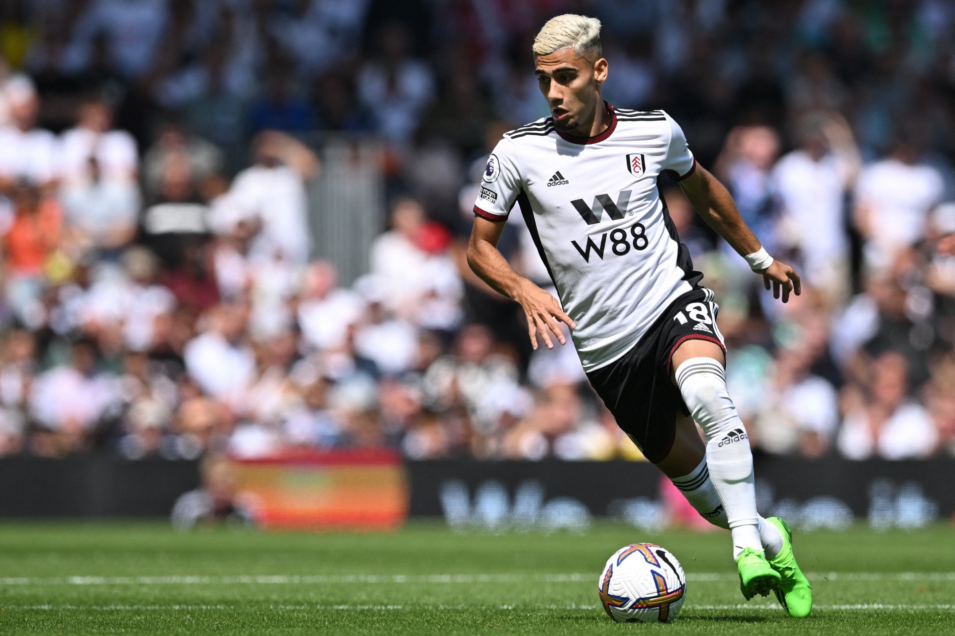 Andreas Pereira em ação durante jogo do Fulham - AFP