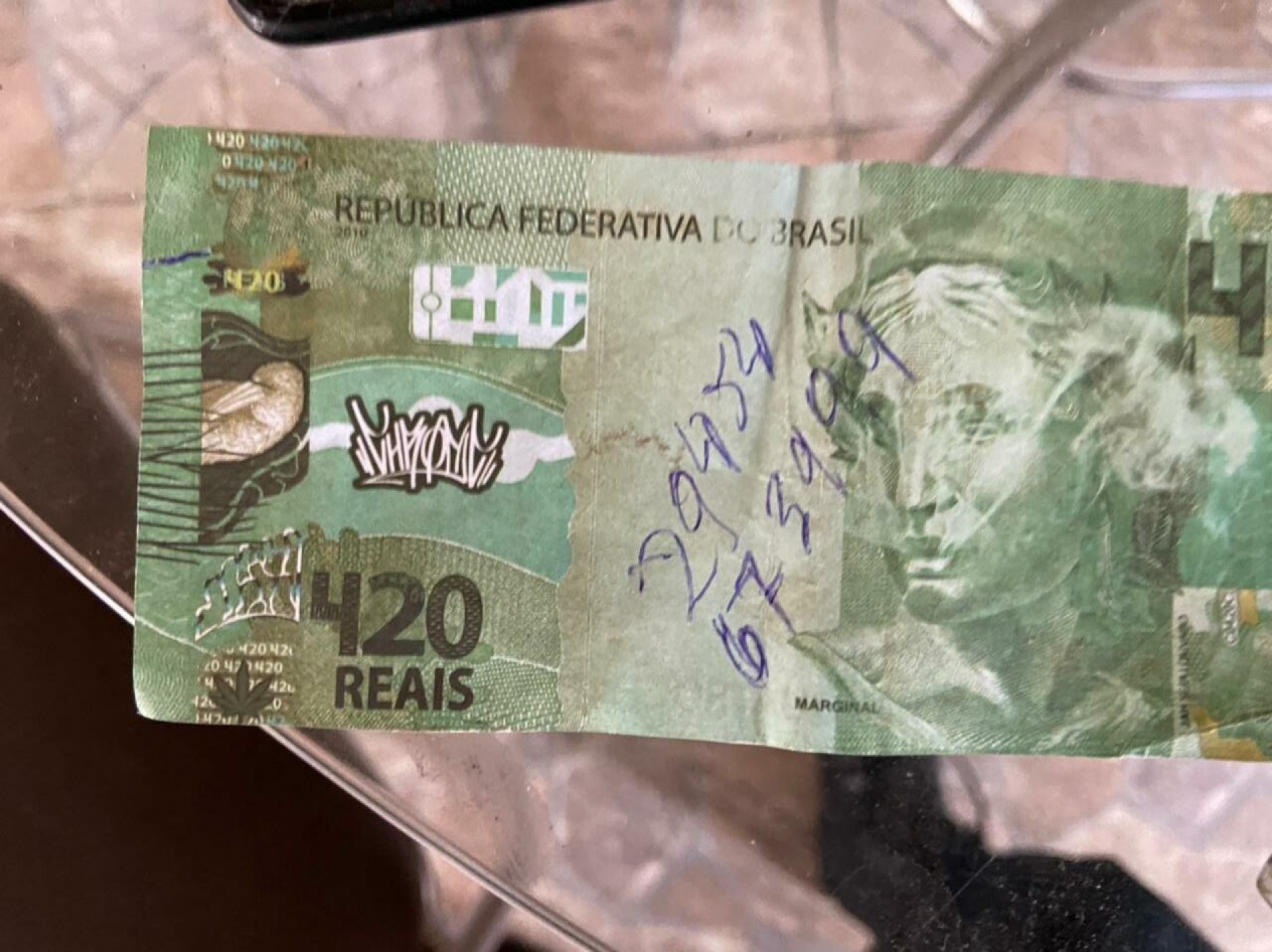 PF apreende nota de R$ 420 com imagem de bicho-preguiça e efígie fumando maconha - Divulgação